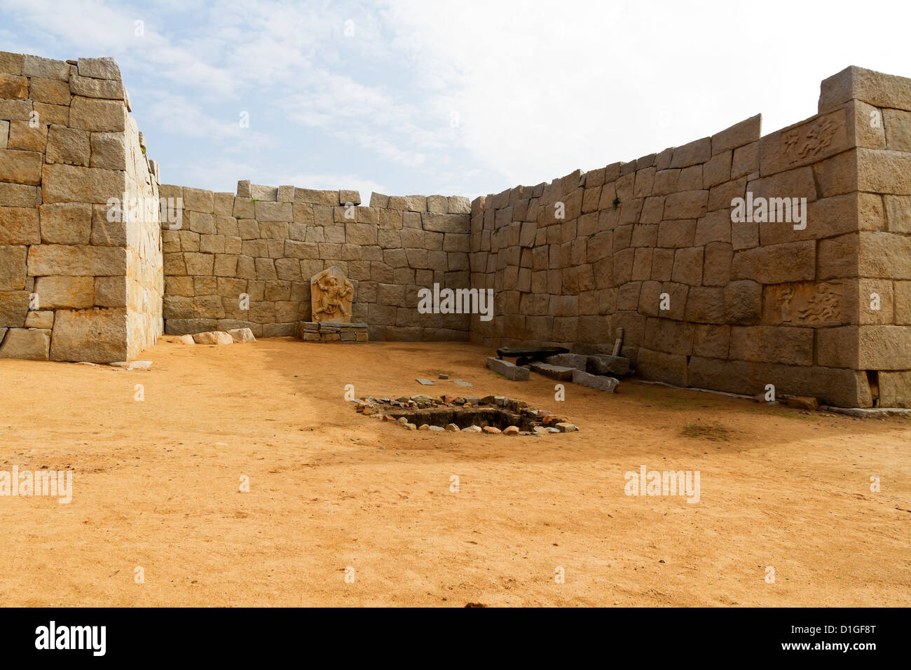 Un ejemplo clásico de la arquitectura militar Vijayanagara, Bhima's Gate está situado en Hampi, India Foto de stock