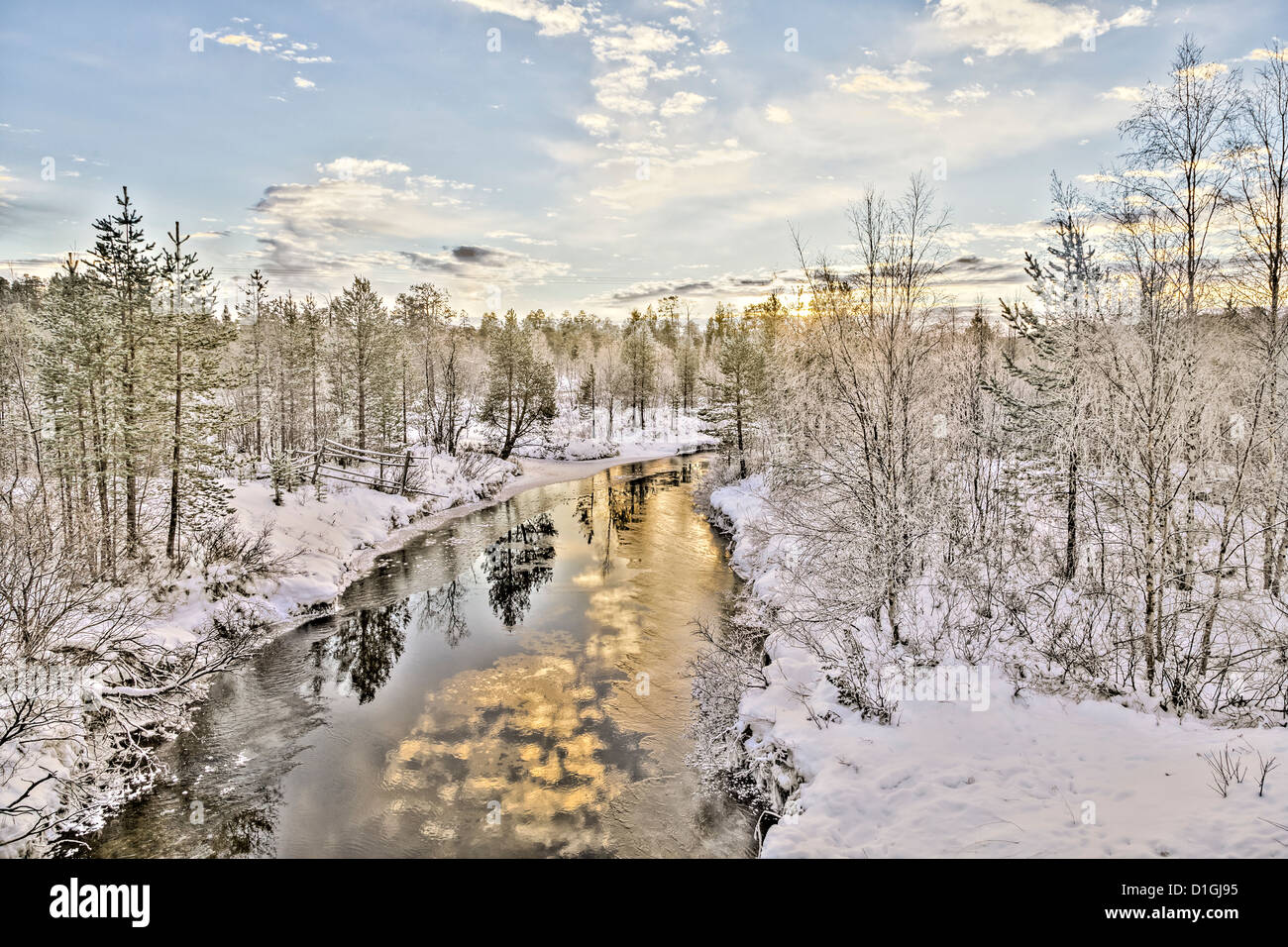 El lago que fluyen en el paisaje helado en Inari, Laponia, Finlandia Foto de stock