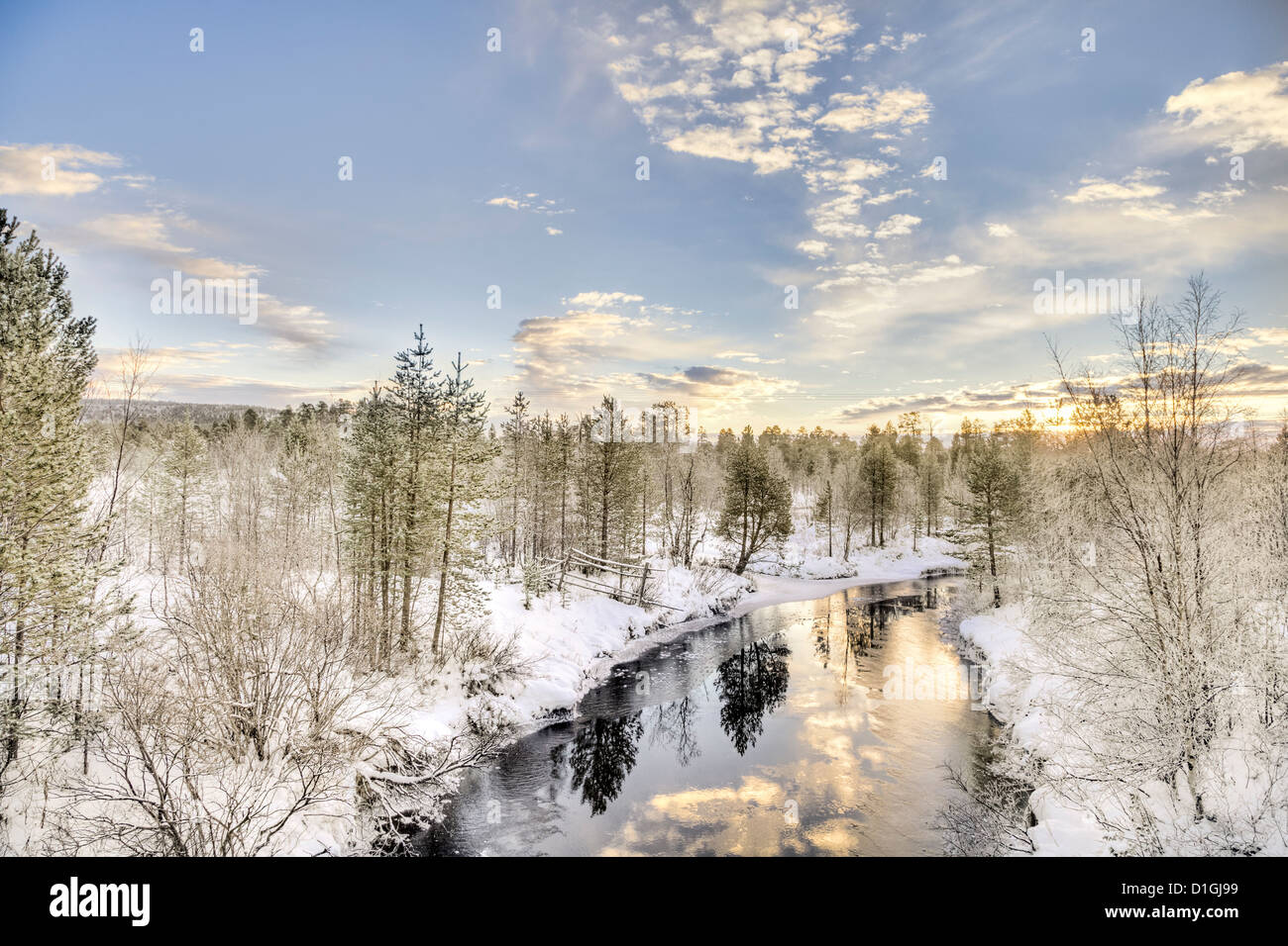 El lago que fluyen en el paisaje helado en Inari, Laponia, Finlandia Foto de stock