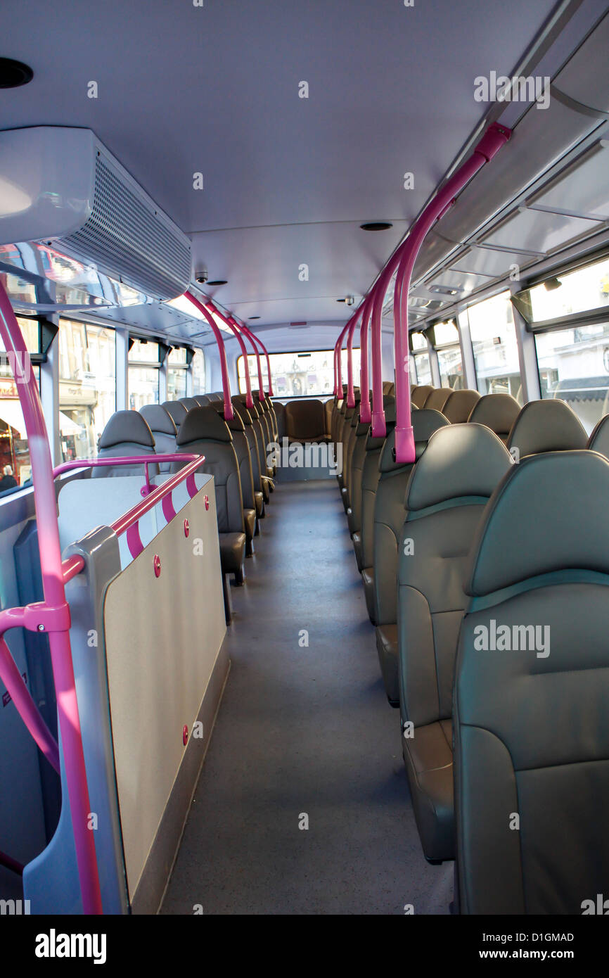 Autobús vacío en baño Fotografía de stock - Alamy