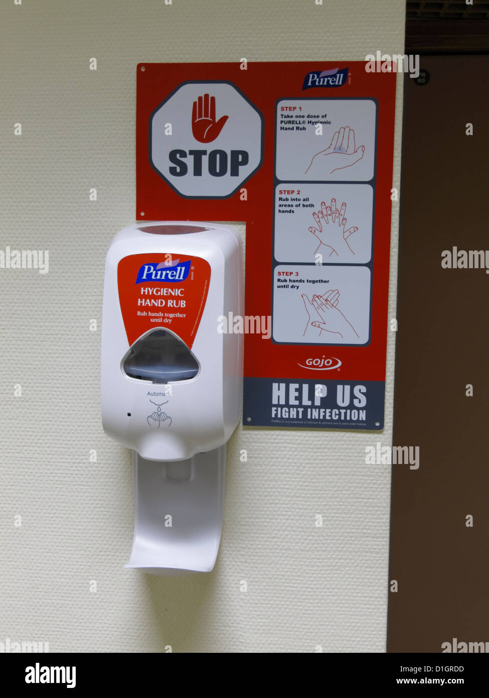Lavar a mano gel antiséptico desinfectante dispensador montado en una pared en un hospital en el Reino Unido el norovirus Foto de stock