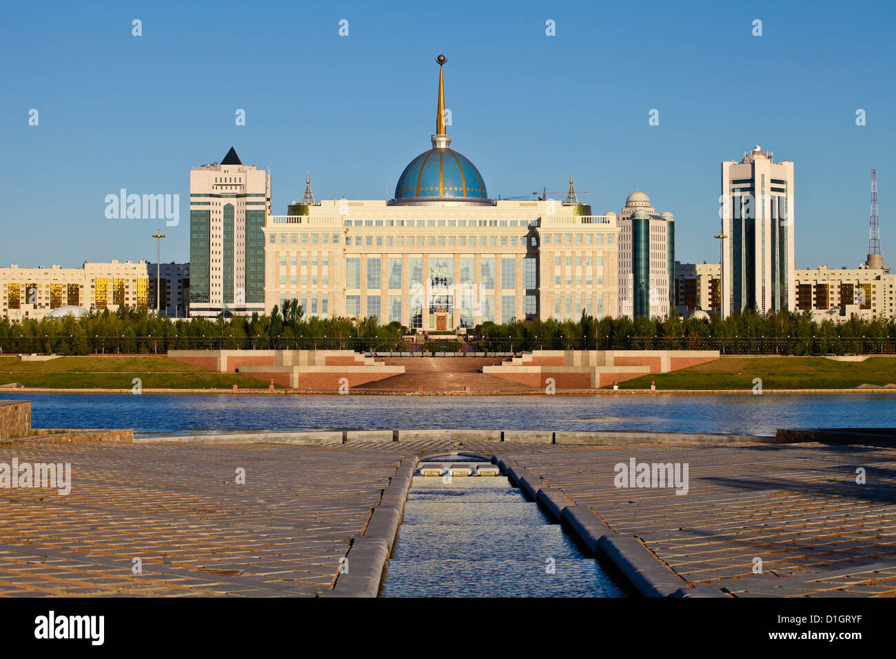 Vista de la AK Orda Palacio presidencial del Presidente Nursultan Nazarbayev, reflejando en el río Ishim, Kazajstán, Asia Central Foto de stock