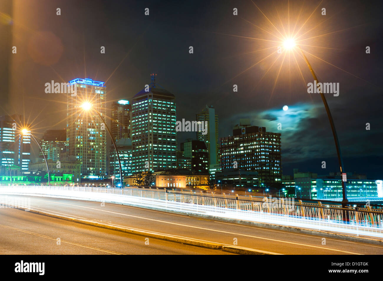 Estelas de luz por la noche en el puente del centro de la ciudad de Brisbane a South Bank, Brisbane, Queensland, Australia, el Pacífico Foto de stock