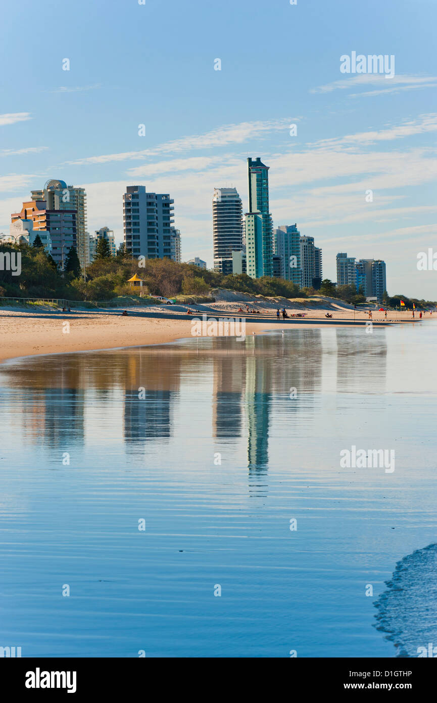 Reflexiones de edificios altos en la playa de Surfers Paradise, Gold Coast, Queensland, Australia, el Pacífico Foto de stock