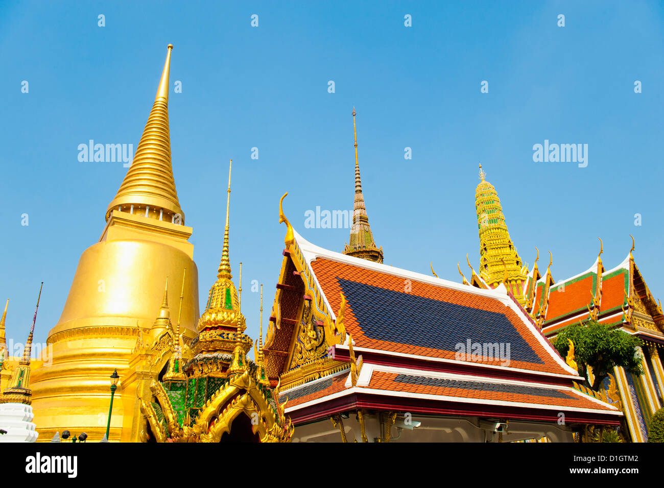 Agujas de oro en el Grand Palace, Bangkok, Tailandia, el sudeste de Asia, Asia Foto de stock