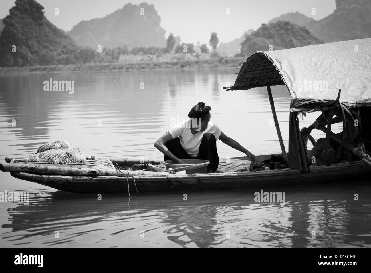 Barco de pesca sobre Kenh Ga río cerca de Ninh Binh en Vietnam Foto de stock