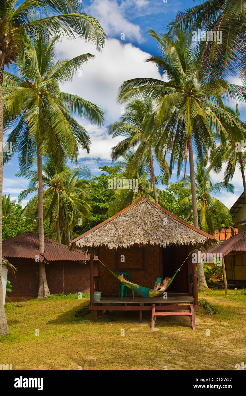 Turista relajarse en una hamaca en una cabaña de bambú en la isla tailandesa de Koh Lanta, el sur de Tailandia, el sudeste de Asia, Asia Foto de stock