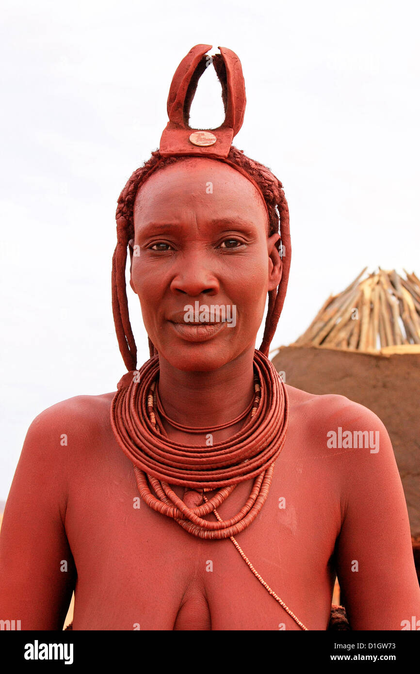 Mujer Himba cabello trenzado plats en Kunene, en el norte de Namibia Foto de stock