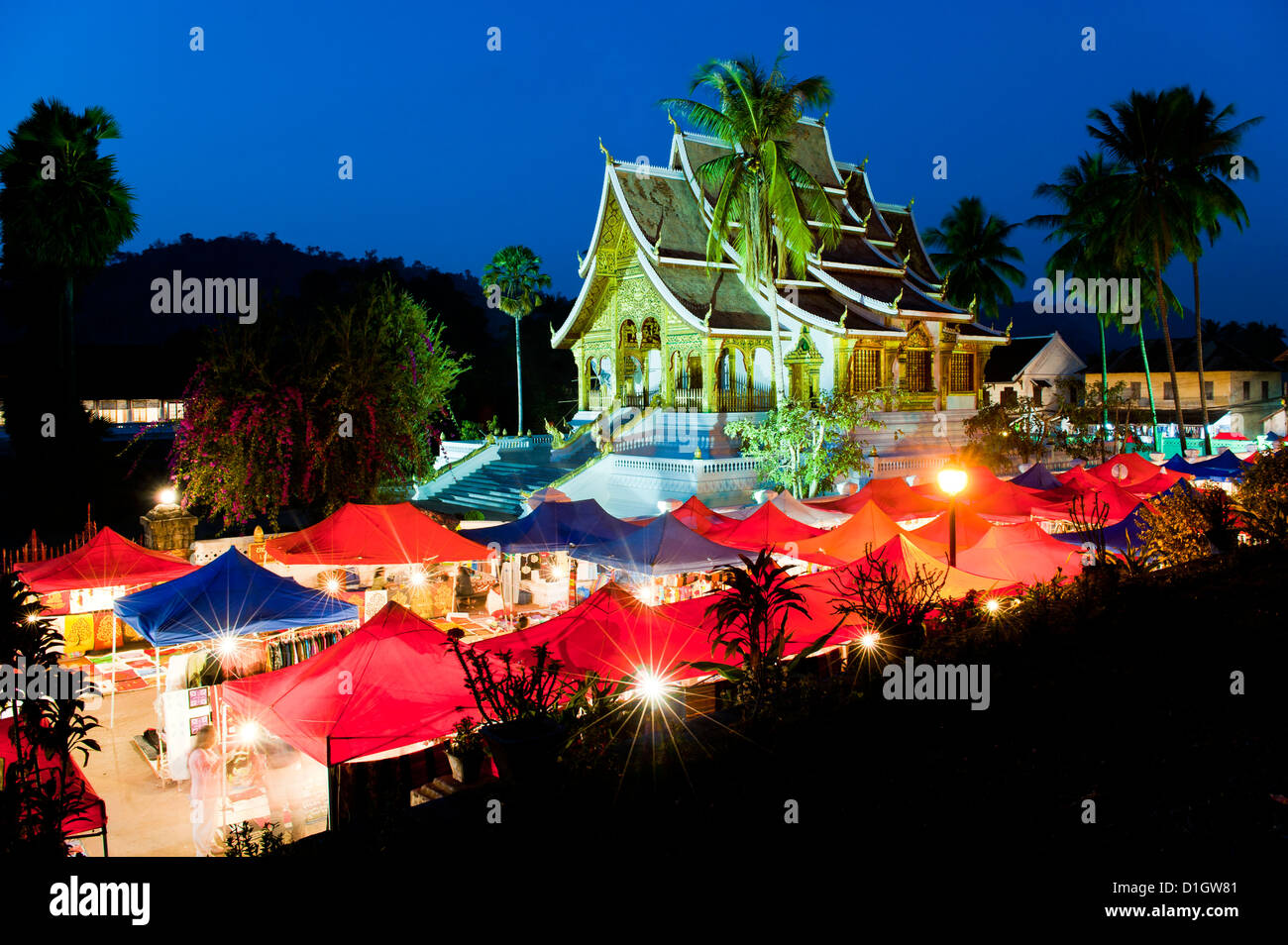 Haw Pha Bang templo por la noche, en Luang Prabang, Laos, Indochina, en el sudeste de Asia, Asia Foto de stock