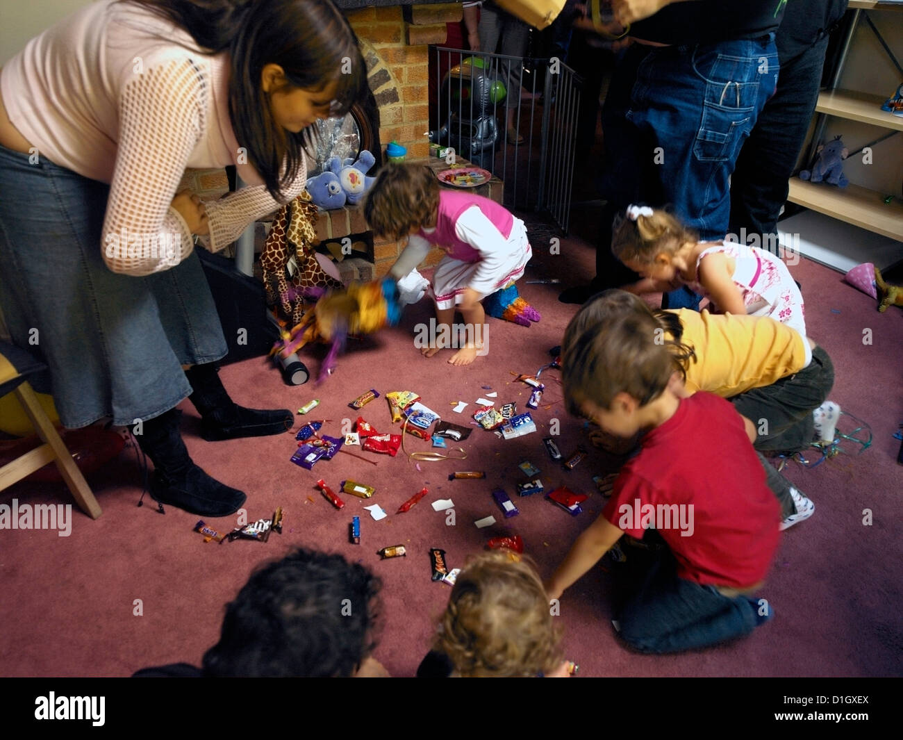 Los niños recogiendo los dulces de la piñata en la fiesta de cumpleaños en  Inglaterra Fotografía de stock - Alamy