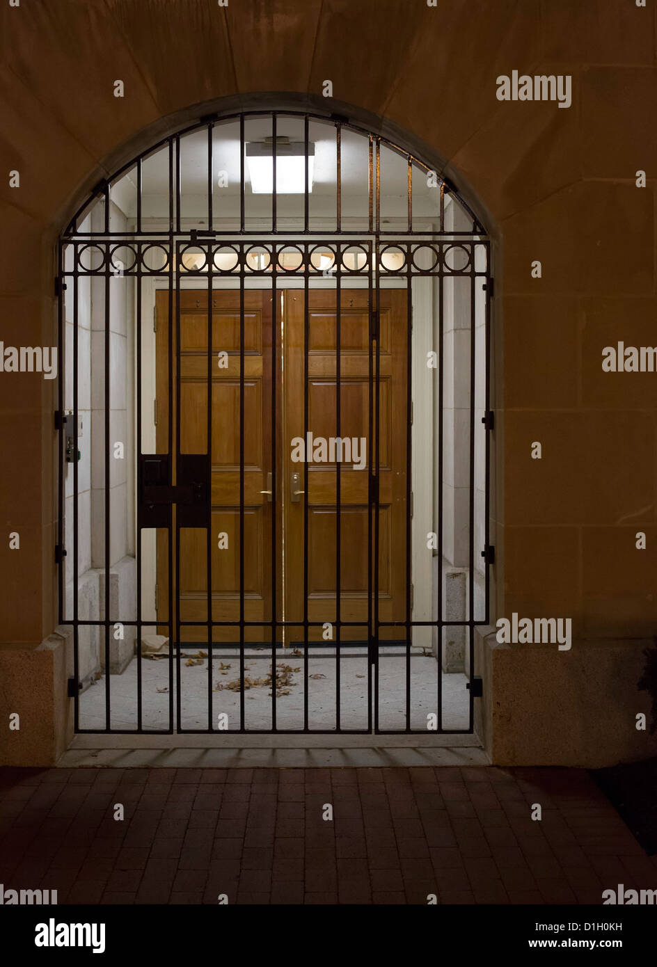 Washington, DC - una puerta cerrada, y la puerta por la noche en el distrito del Tribunal de Apelaciones de Columbia. Foto de stock