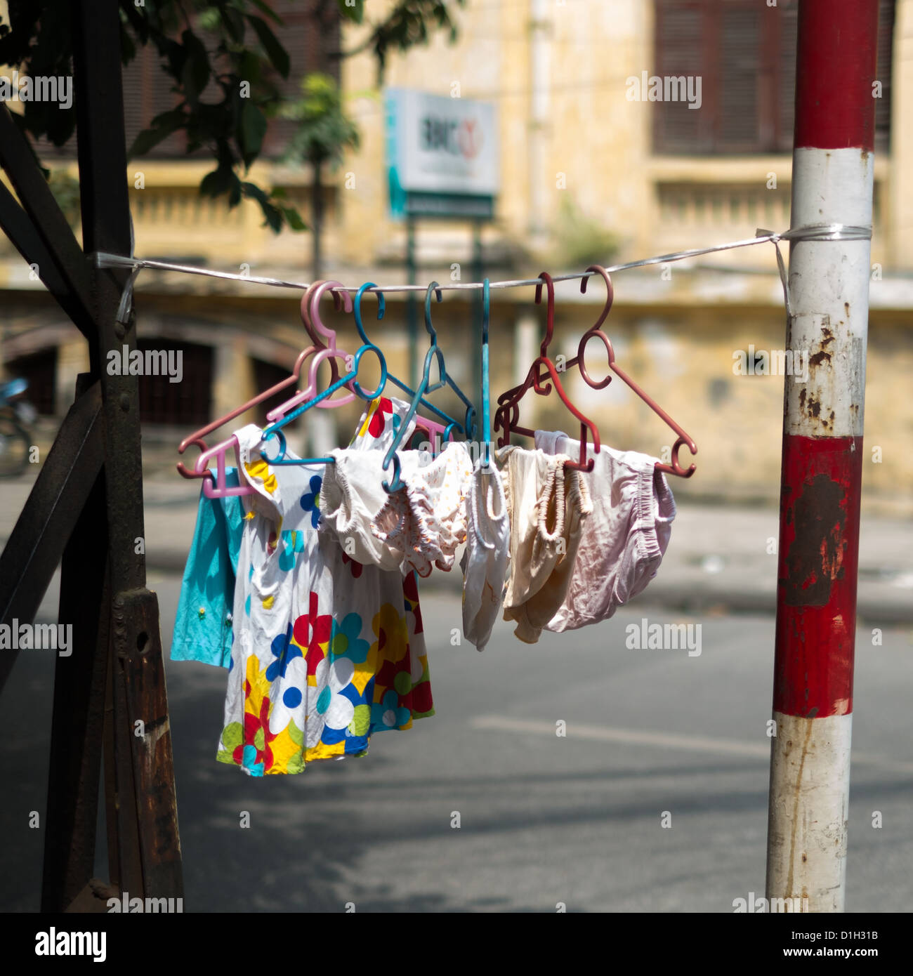 La ropa colgada en la línea de lavado a seco Fotografía de stock - Alamy