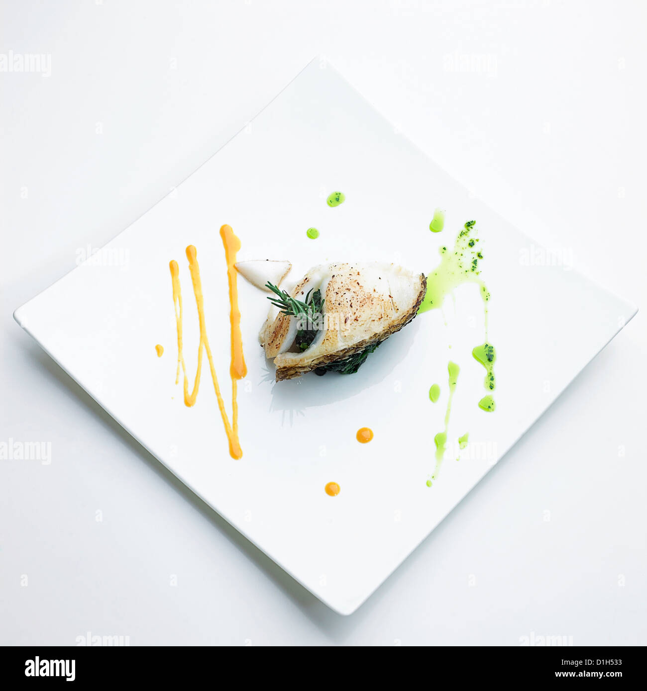 Filete de pescado a la parrilla de nieve con espinacas al vapor Foto de stock