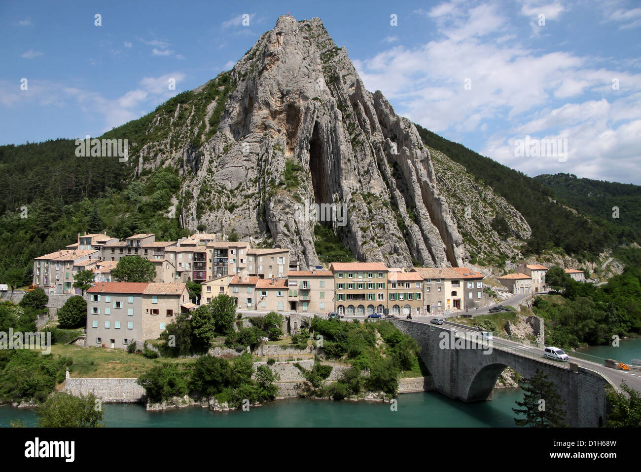 La aldea de Sisteron en los Alpes-de-Haute-Provence, en el sur de Francia Foto de stock