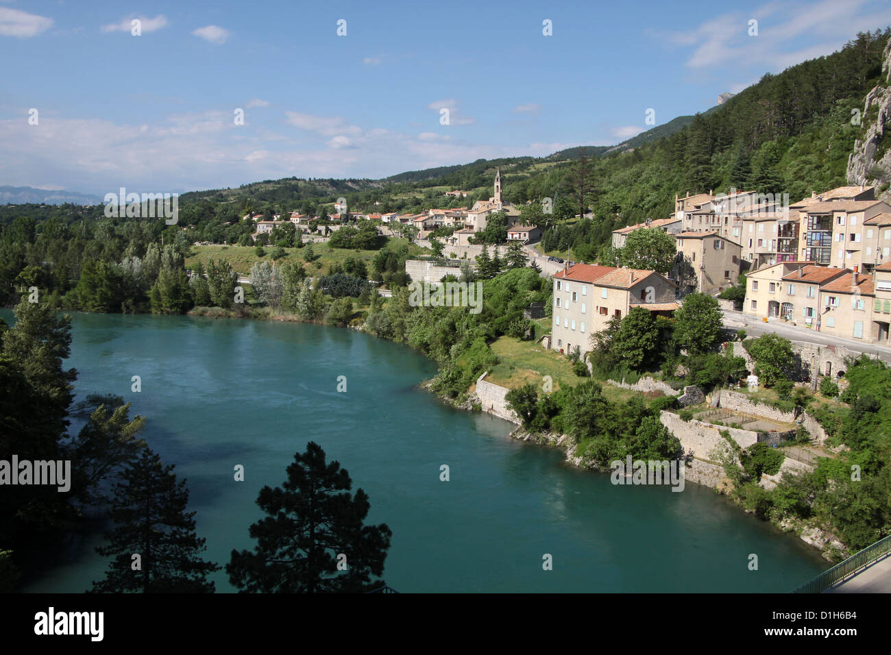La aldea de Sisteron en los Alpes-de-Haute-Provence, en el sur de Francia Foto de stock
