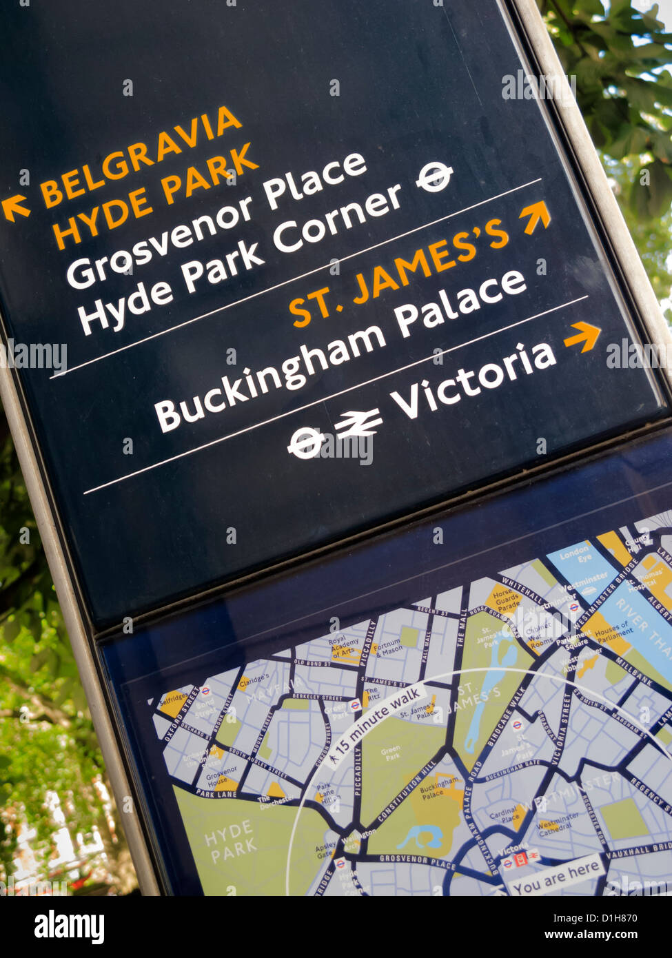 Signo de la información, Belgravia, Hyde Park, el Palacio de Buckingham, Victoria, Londres, Inglaterra Foto de stock