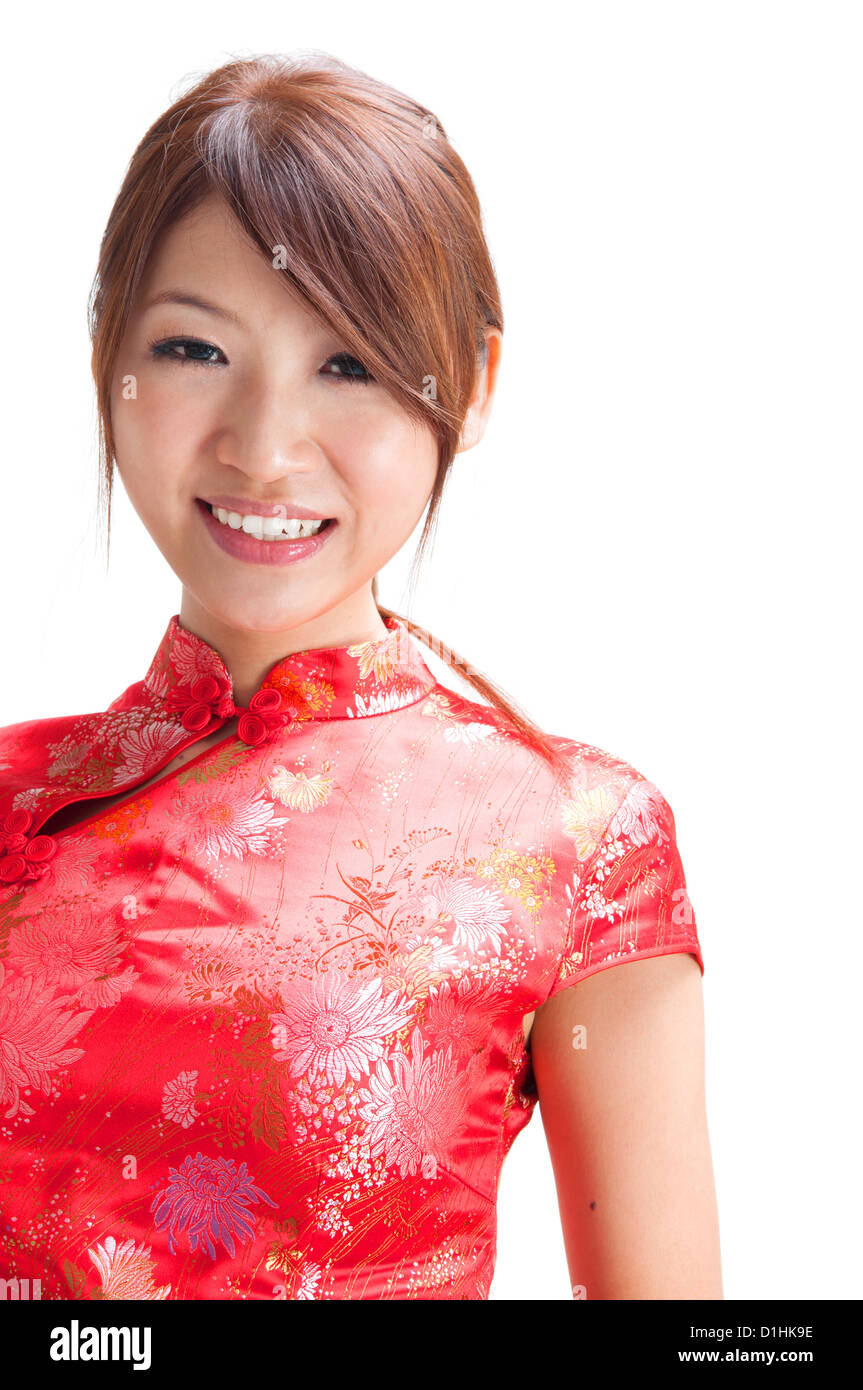 Niña china en chino tradicional cheongsam, aislado sobre fondo blanco