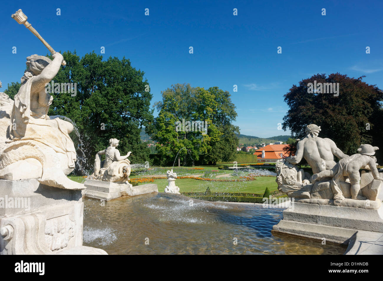 Esculturas y estanque en el jardín del castillo de Cesky Krumlov, en el sur de Bohemia, en la República Checa. Foto de stock