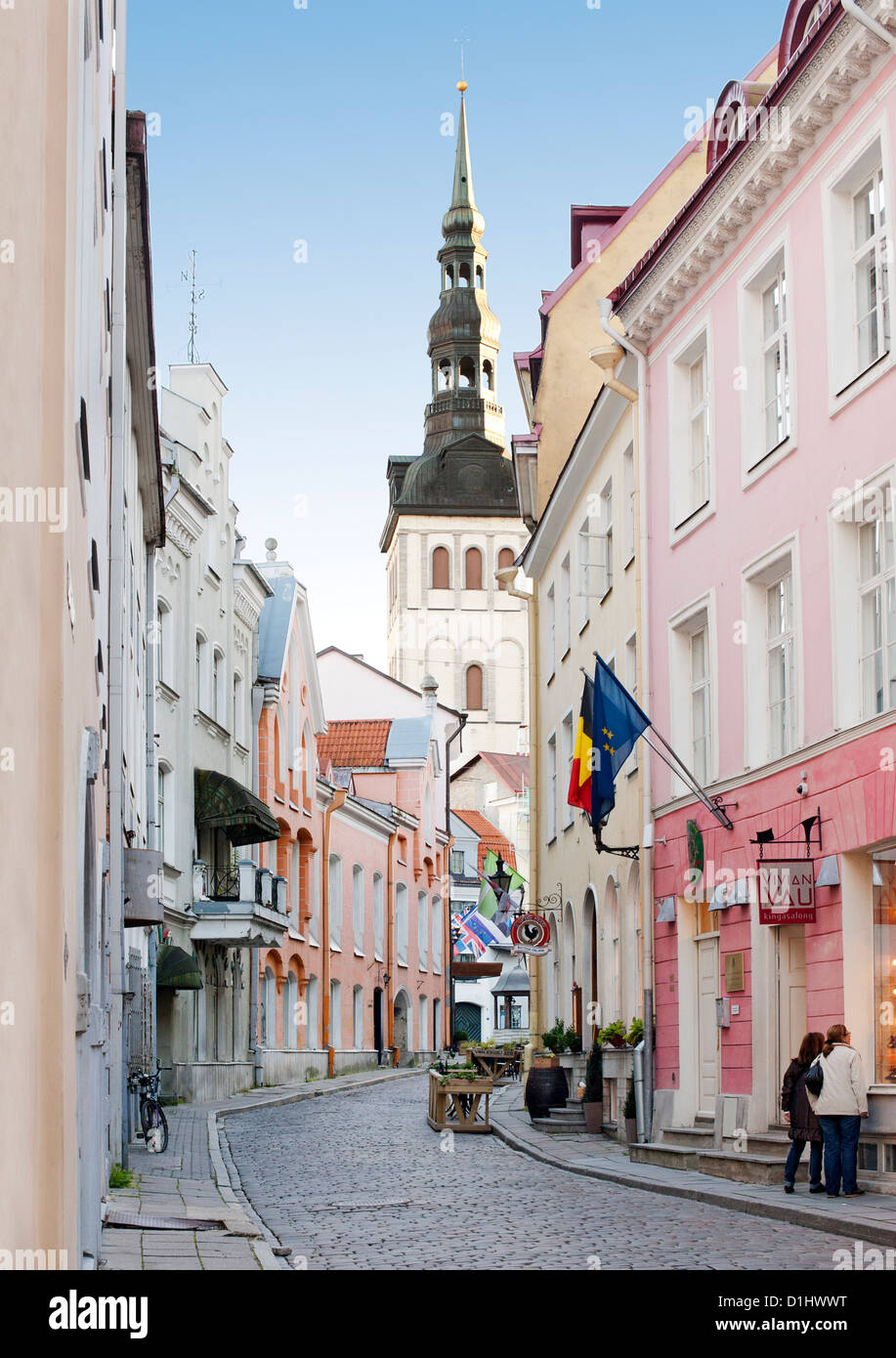 Vista del campanario de la Iglesia de San Nicolás en una calle de la ciudad vieja de Tallin, la capital de Estonia. Foto de stock