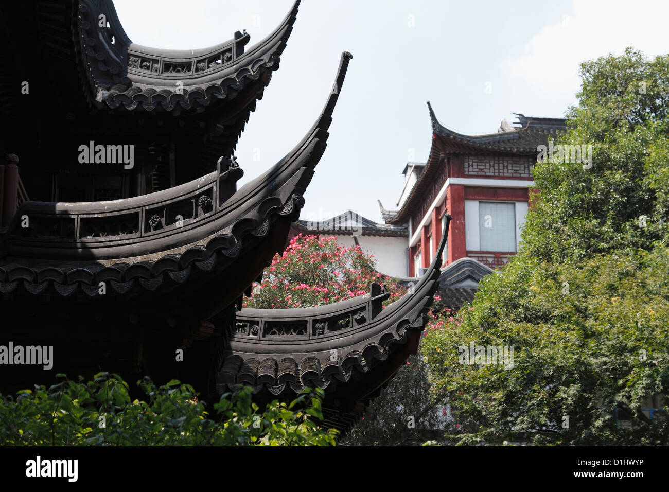 Los techos de los edificios chinos el Jardín Yu Yuan, Shang Hai, China Foto de stock