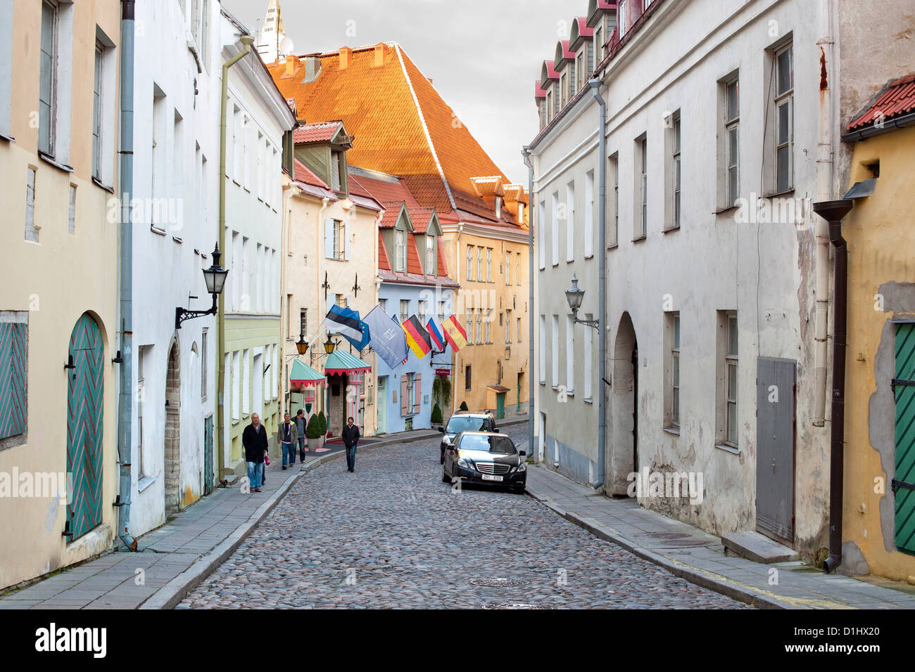 Una calle de la ciudad vieja de Tallin, la capital de Estonia. Foto de stock