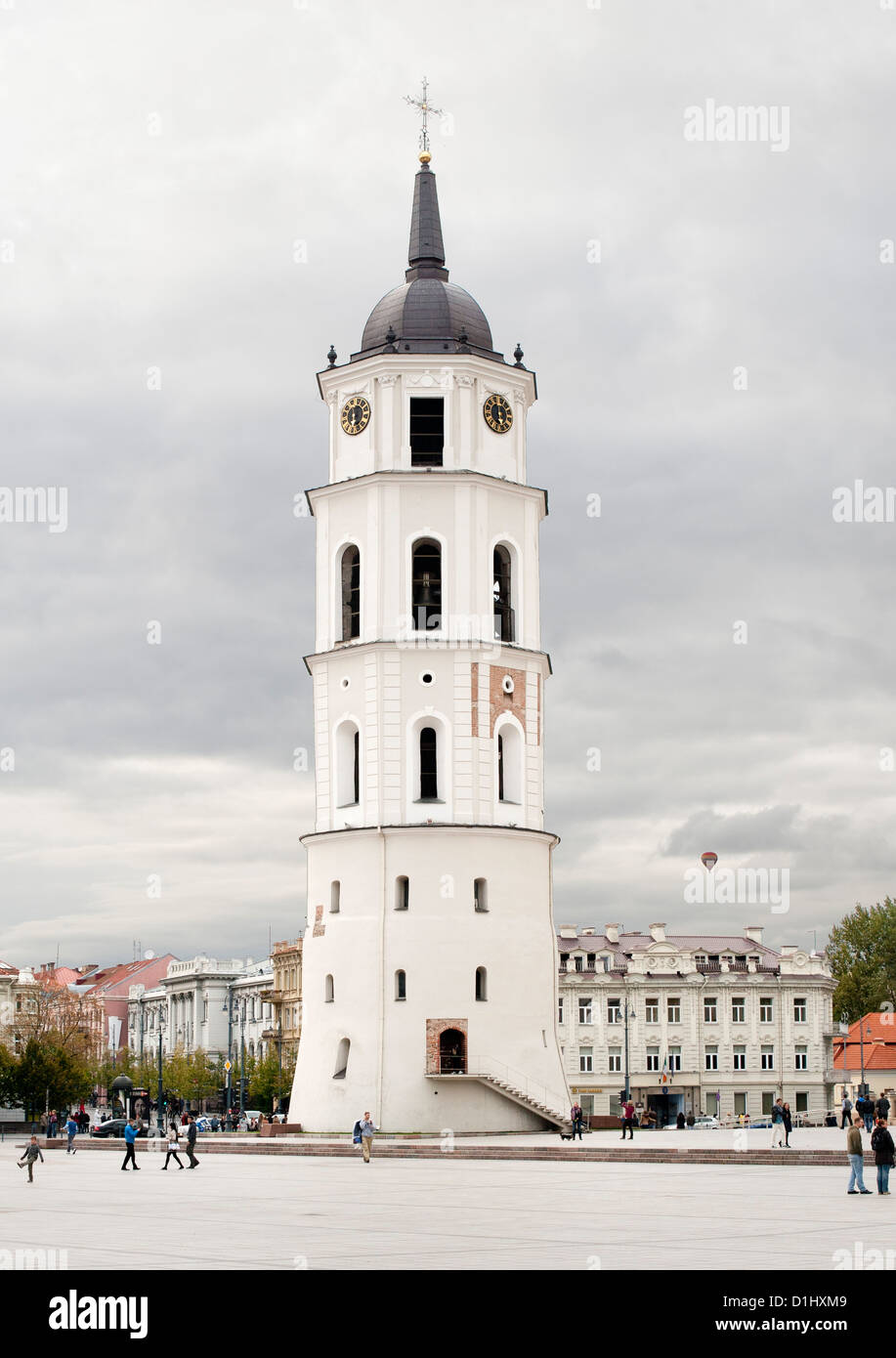 El campanario de la Catedral de Vilnius, en la Plaza de la Catedral de Vilnius, la capital de Lituania. Foto de stock