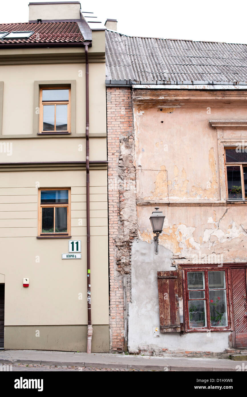 Viejos y renovados edificios al lado de Uzupio street, en el distrito de Uzupis en Vilnius, capital de Lituania. Foto de stock