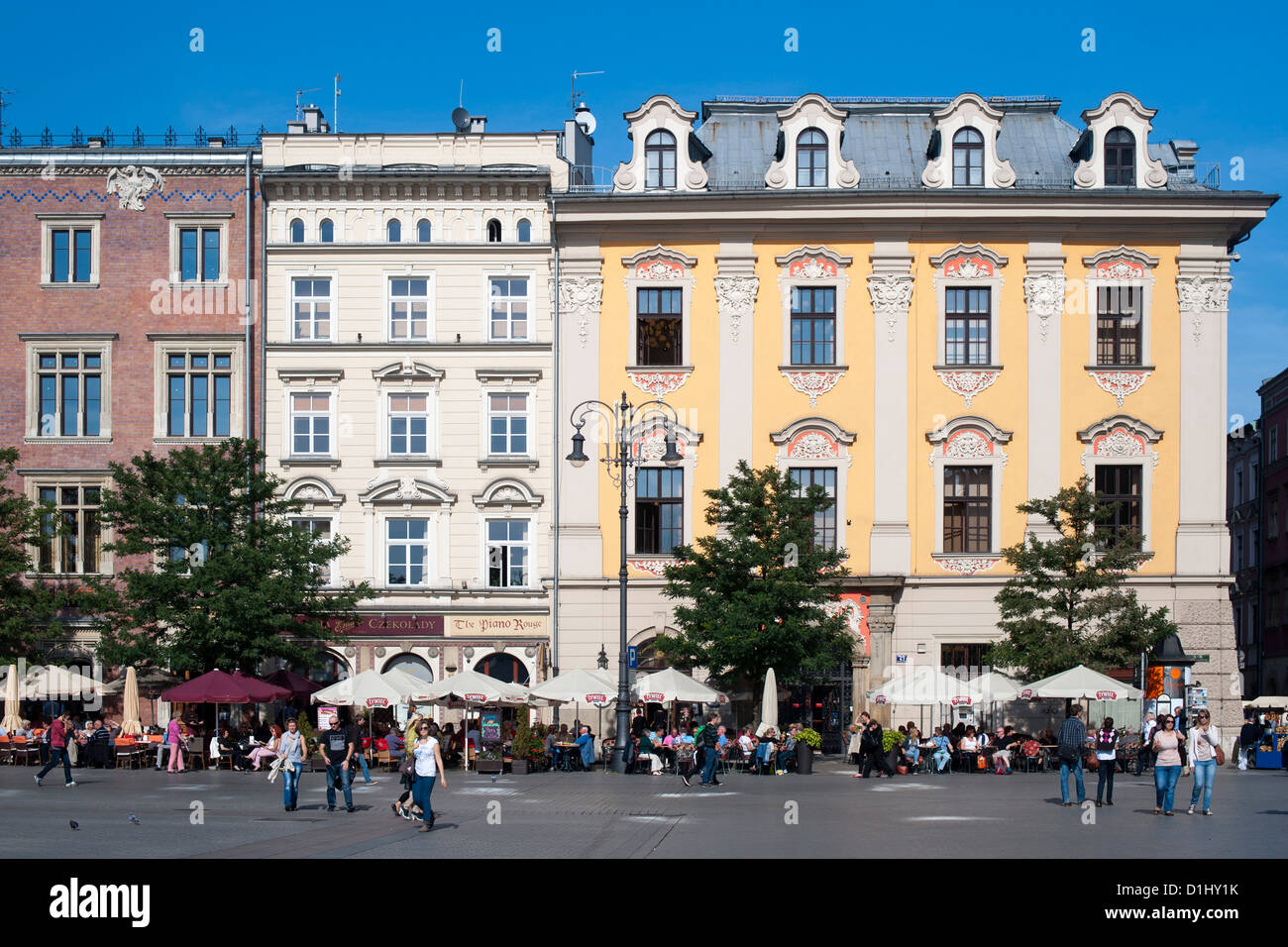Edificios en Rynek Glówny, la plaza principal de la ciudad de Cracovia, en el sur de Polonia. Foto de stock