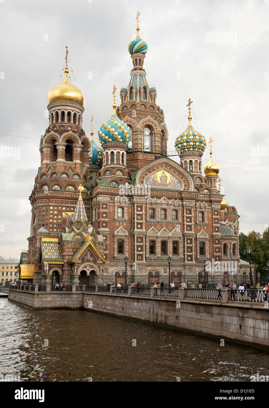La Iglesia del Salvador sobre la Sangre Derramada y el Canal Griboyedov en San Petersburgo, Rusia. Foto de stock