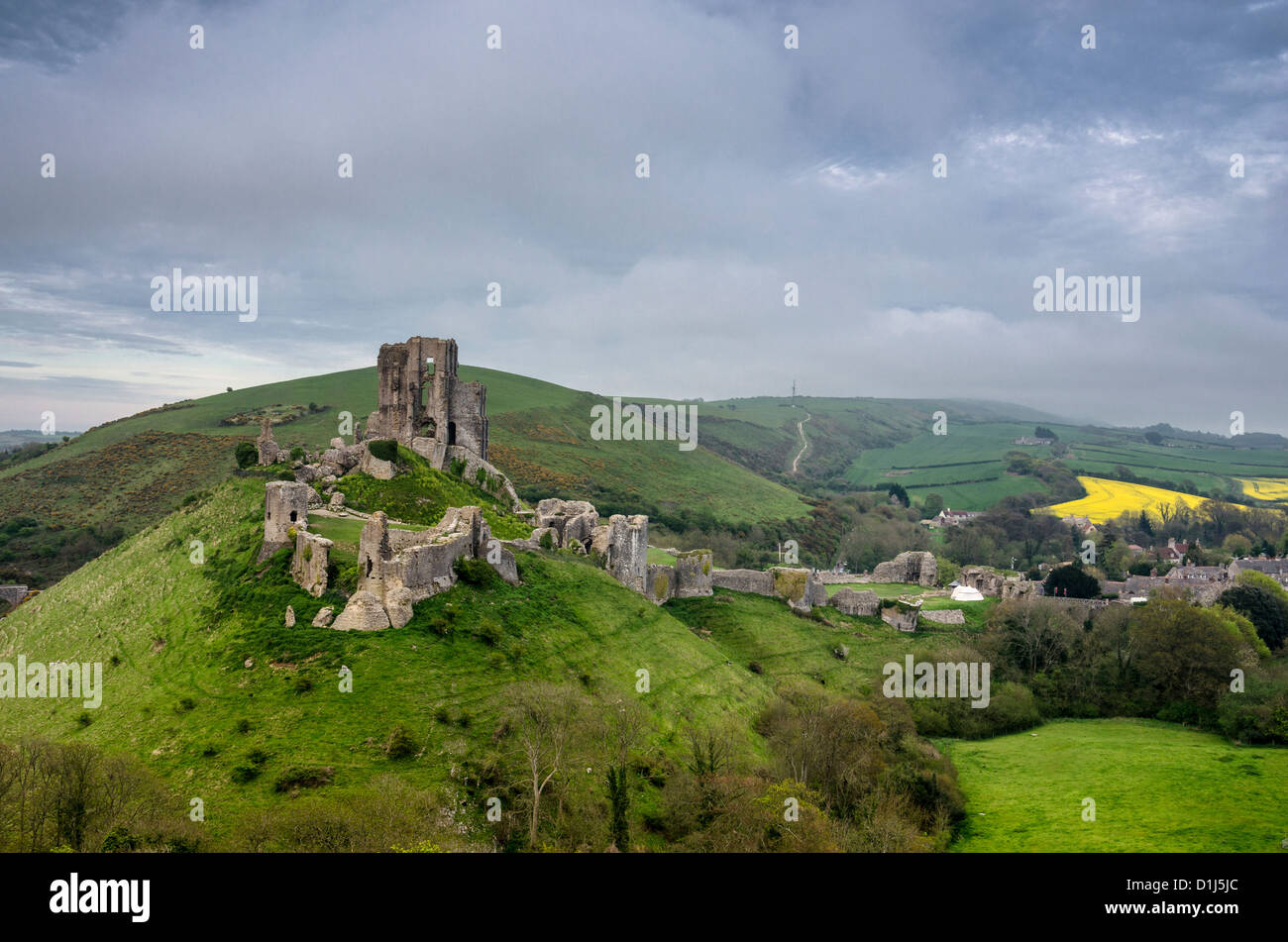 Las ruinas del castillo Corfe, en Dorset, en un tempestuoso día de primavera Foto de stock