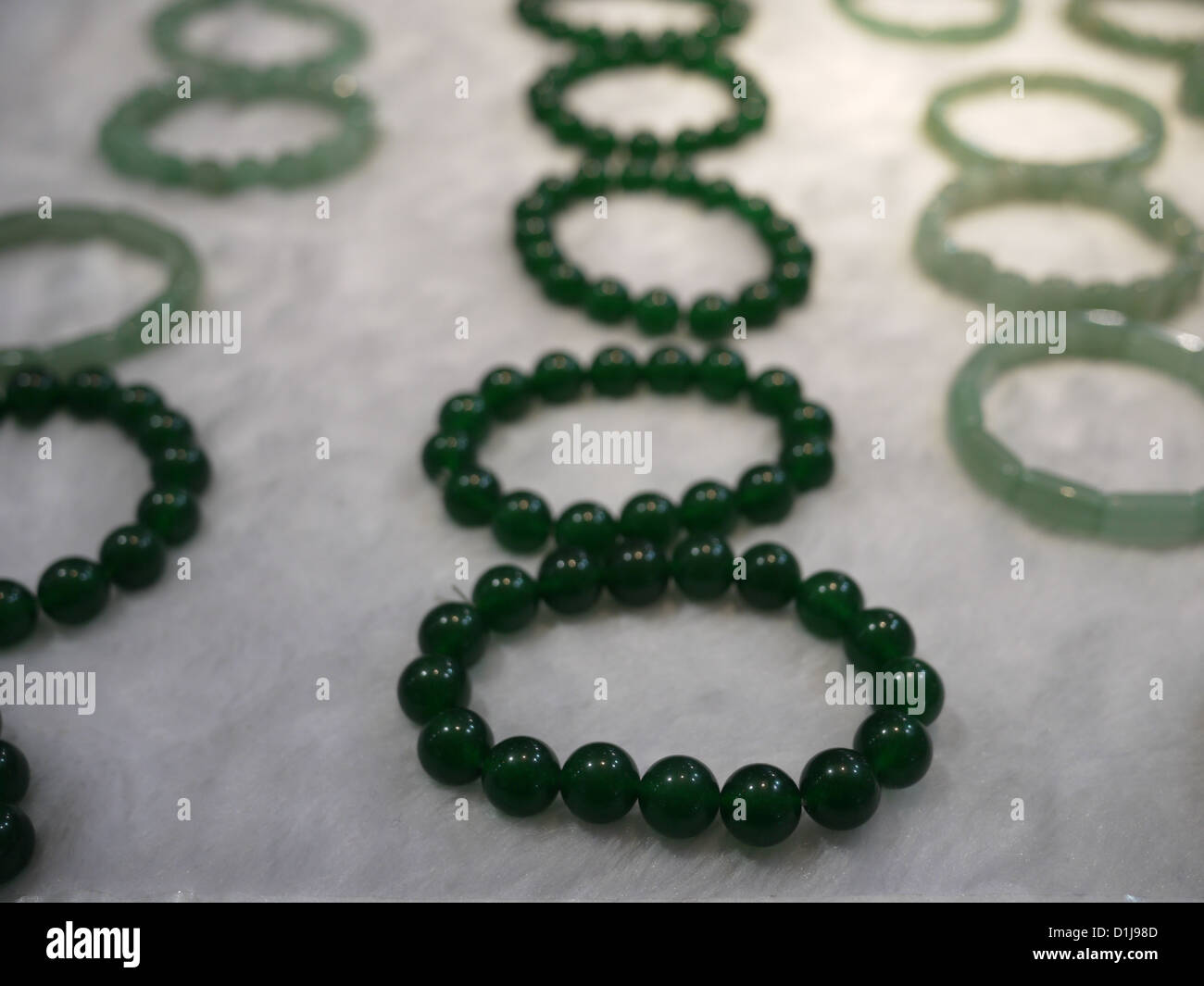 Pulseras pulsera verde Fotografía de - Alamy