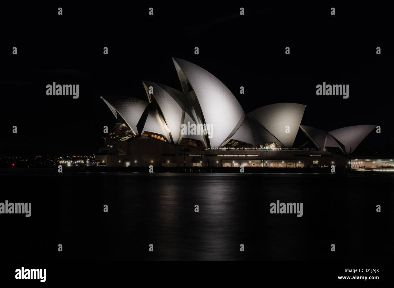 Un disparo minimalista de la Ópera de Sydney a medianoche Foto de stock