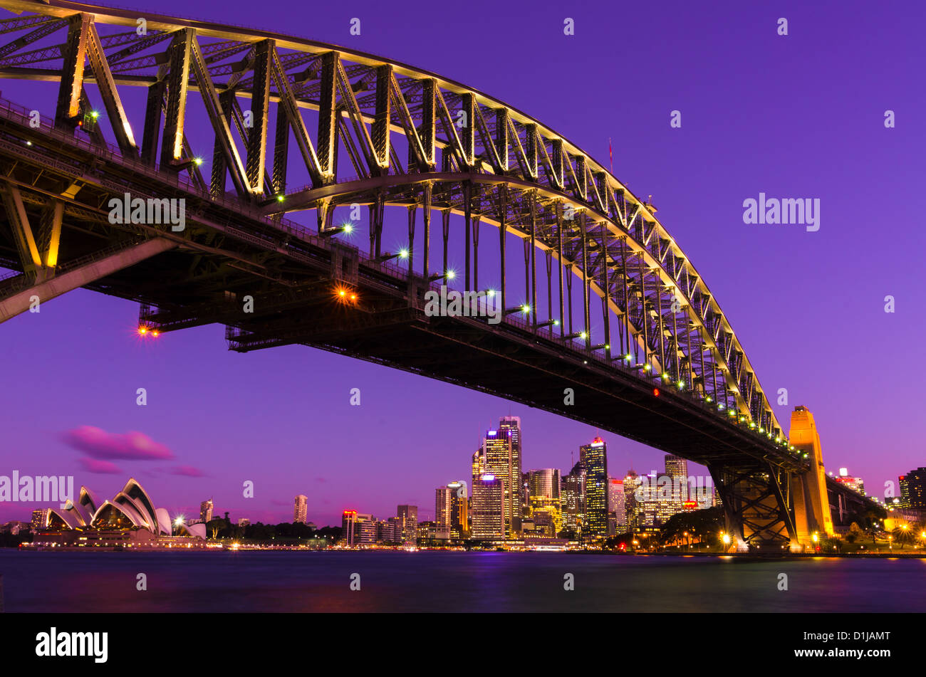 Sydney Harbour Bridge y la Opera House al atardecer Foto de stock