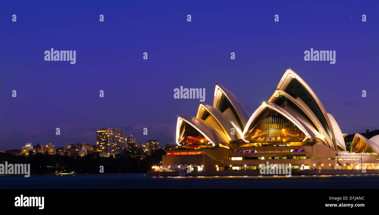 Sydney Harbour Bridge y la Opera House al atardecer Foto de stock