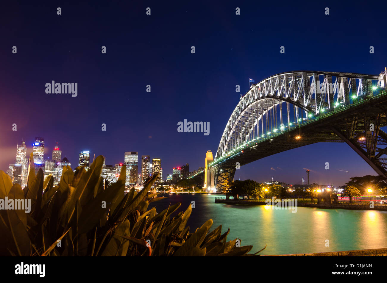 Sydney Harbour Bridge de Milson Point en Sydney durante la noche Foto de stock