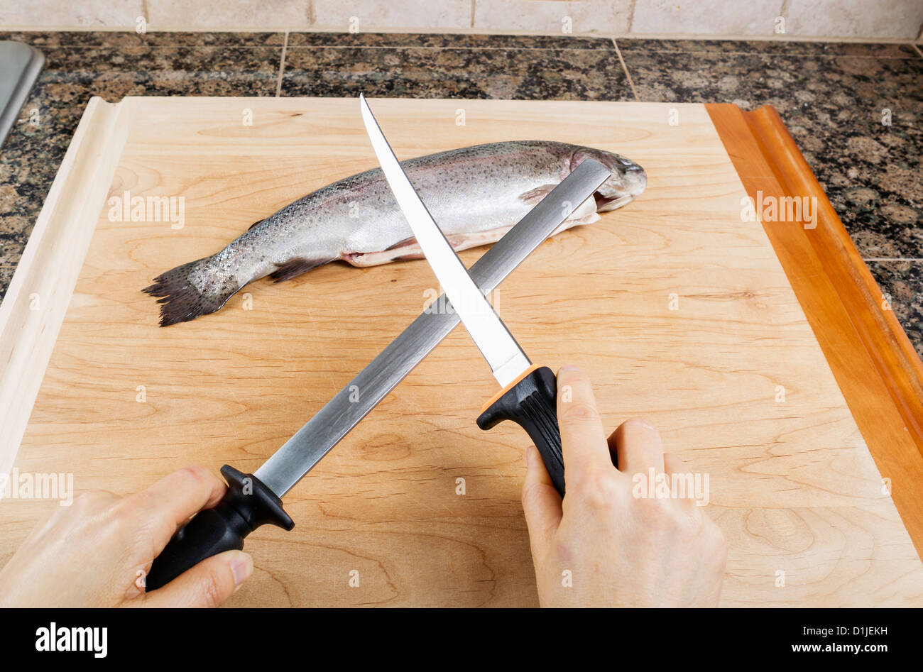 Lado femenino afilado cuchillo de filete de pescado con una sola placa de corte Foto de stock