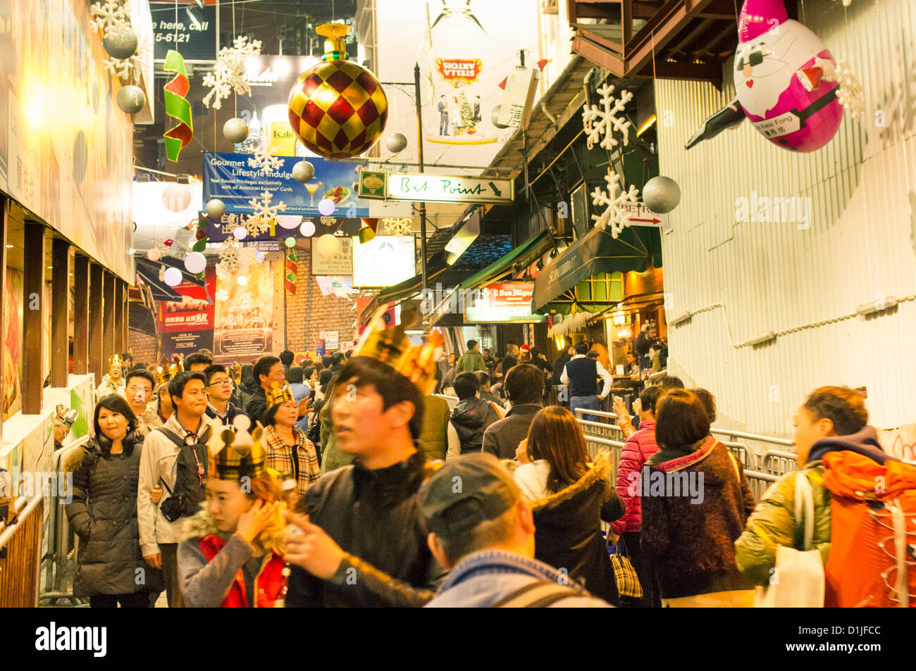 Celebraciones de Navidad en Hong Kong. Las multitudes son atraídas a Lan Kwai Fong. Foto de stock