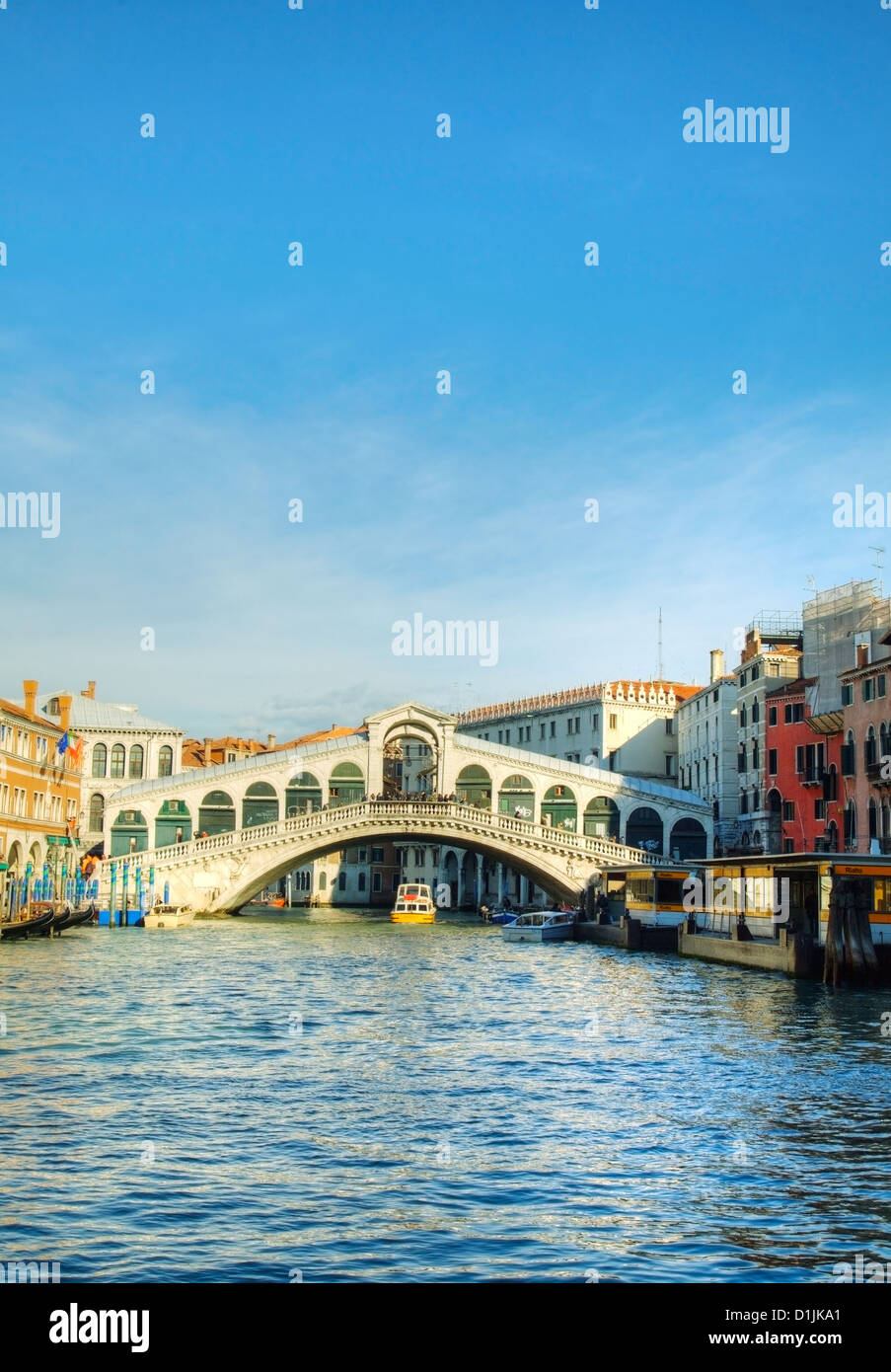 Puente de Rialto (Ponte di Rialto) en Venecia, Italia, en un día soleado Foto de stock