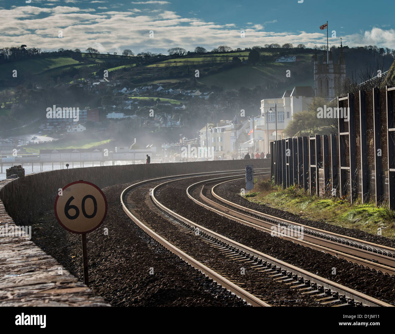 Teignmouth, Devon, Inglaterra. El 21 de diciembre de 2012. La línea de ferrocarril acercándose a Teignmouth emisora con una señal de advertencia de 60 mph. Foto de stock