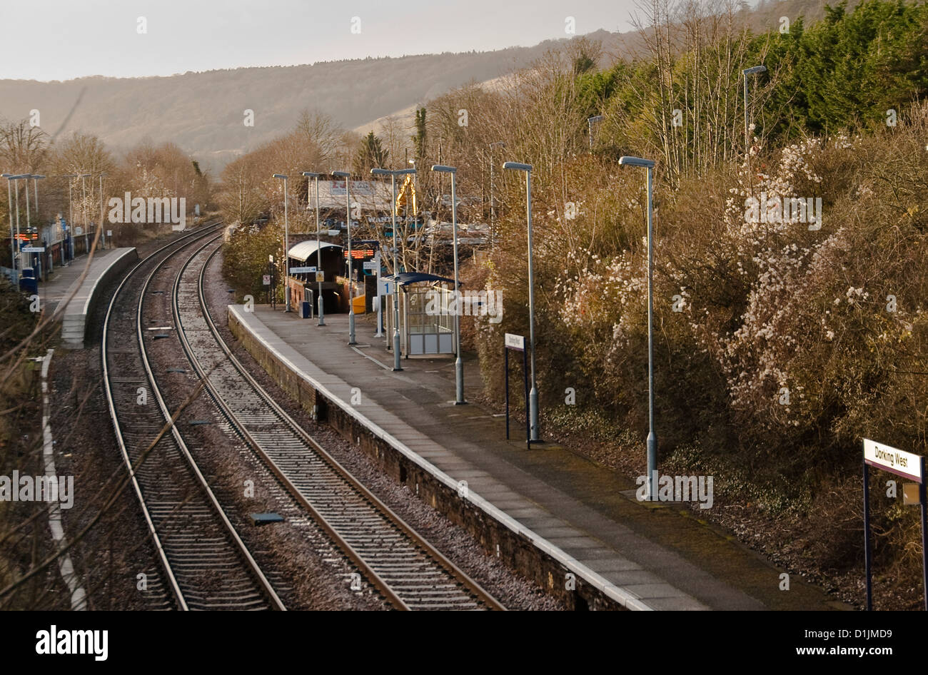 Las plataformas vacías en la estación oeste de Dorking, Surrey, Inglaterra. Foto de stock