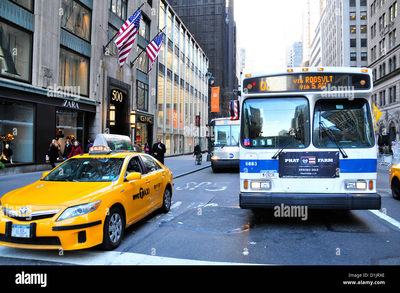 El transporte público de la ciudad de Nueva York Q32 Bus MTA en 5th Avenue, Manhattan, Ciudad de Nueva York, EE.UU. Foto de stock