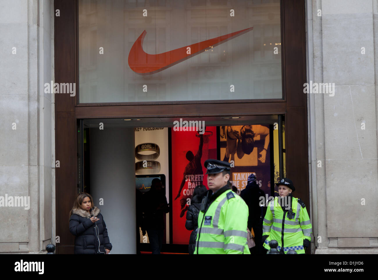 Error educar Pantalones Londres, Reino Unido. 26 de diciembre de 2012 dos policías patrullando la  zona cerca de la tienda Nike en Oxford Street, que fue el escenario de un  violento ataque el año pasado