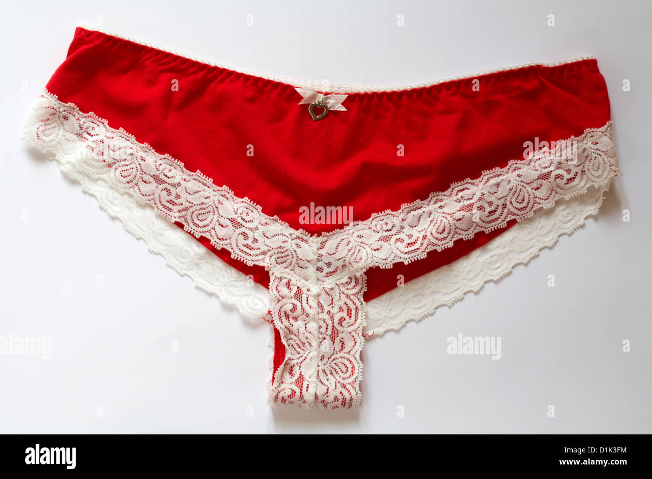 Braguitas de color rojo con bordes de encaje conjunto de ropa interior  blanco sobre fondo blanco Fotografía de stock - Alamy