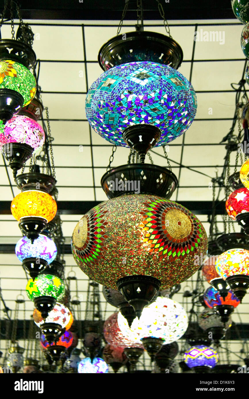 Coloridos colgantes de vidrio turco linternas lámparas eléctricas en una tienda,Estambul,Turquía Foto de stock