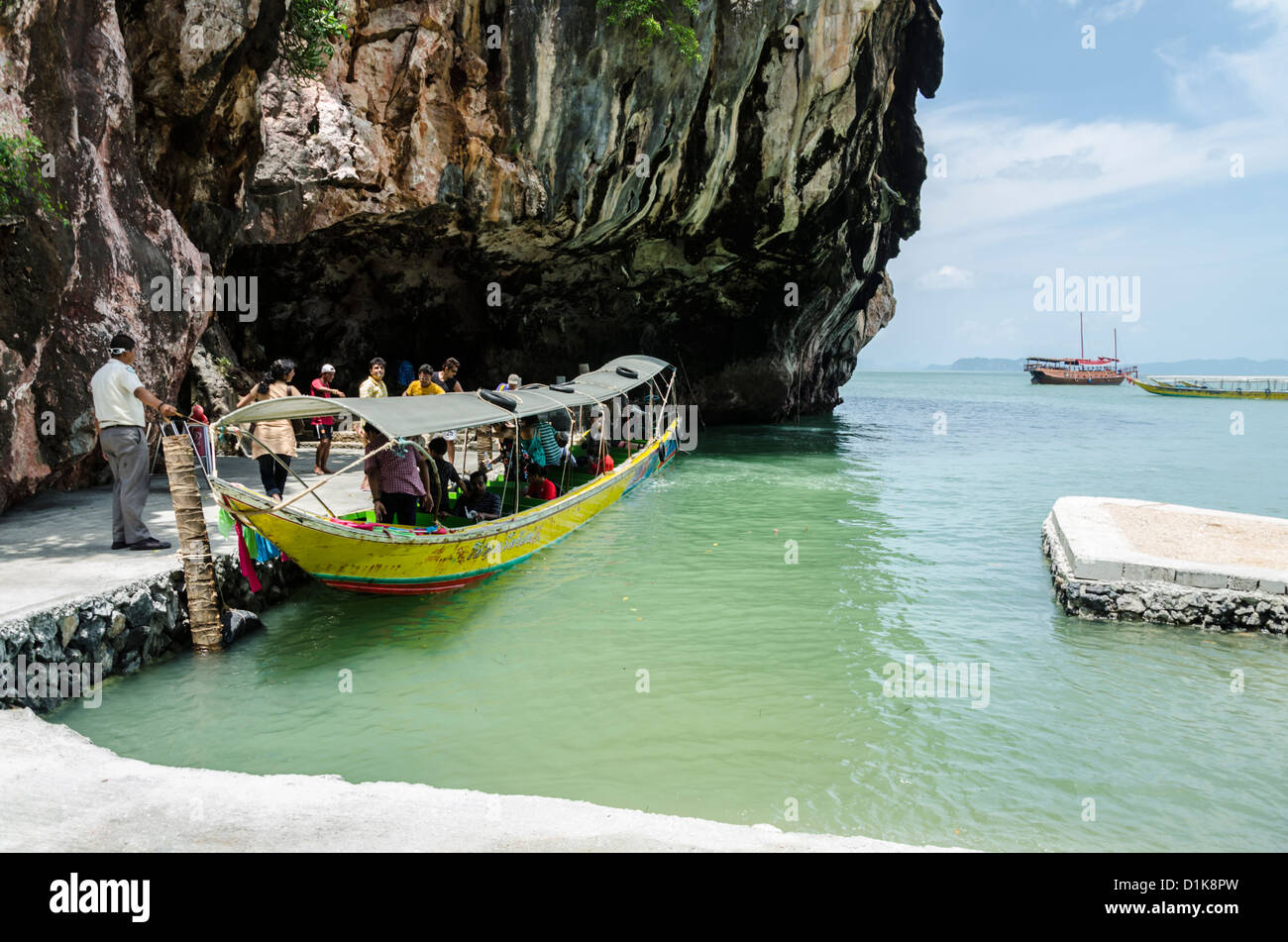 Canoa, con turistas en el muelle de la isla de James Bond en Ao Phang-Nga Parque Marino Nacional en el sur de Tailandia Foto de stock