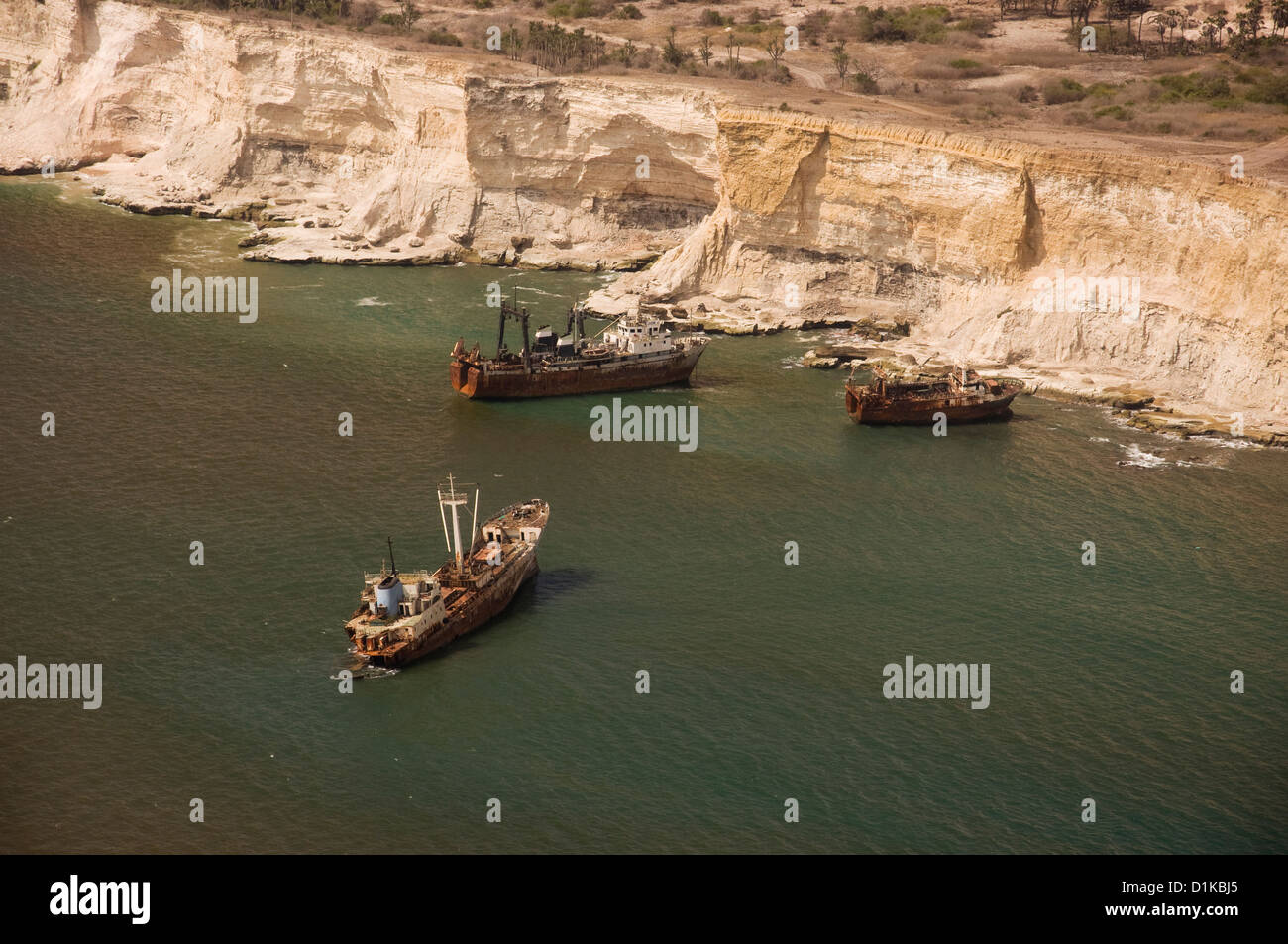Foto aérea de abandono de buques pesqueros y embarcaciones frente a las costas de Angola, al norte de la capital, Luanda. Foto de stock