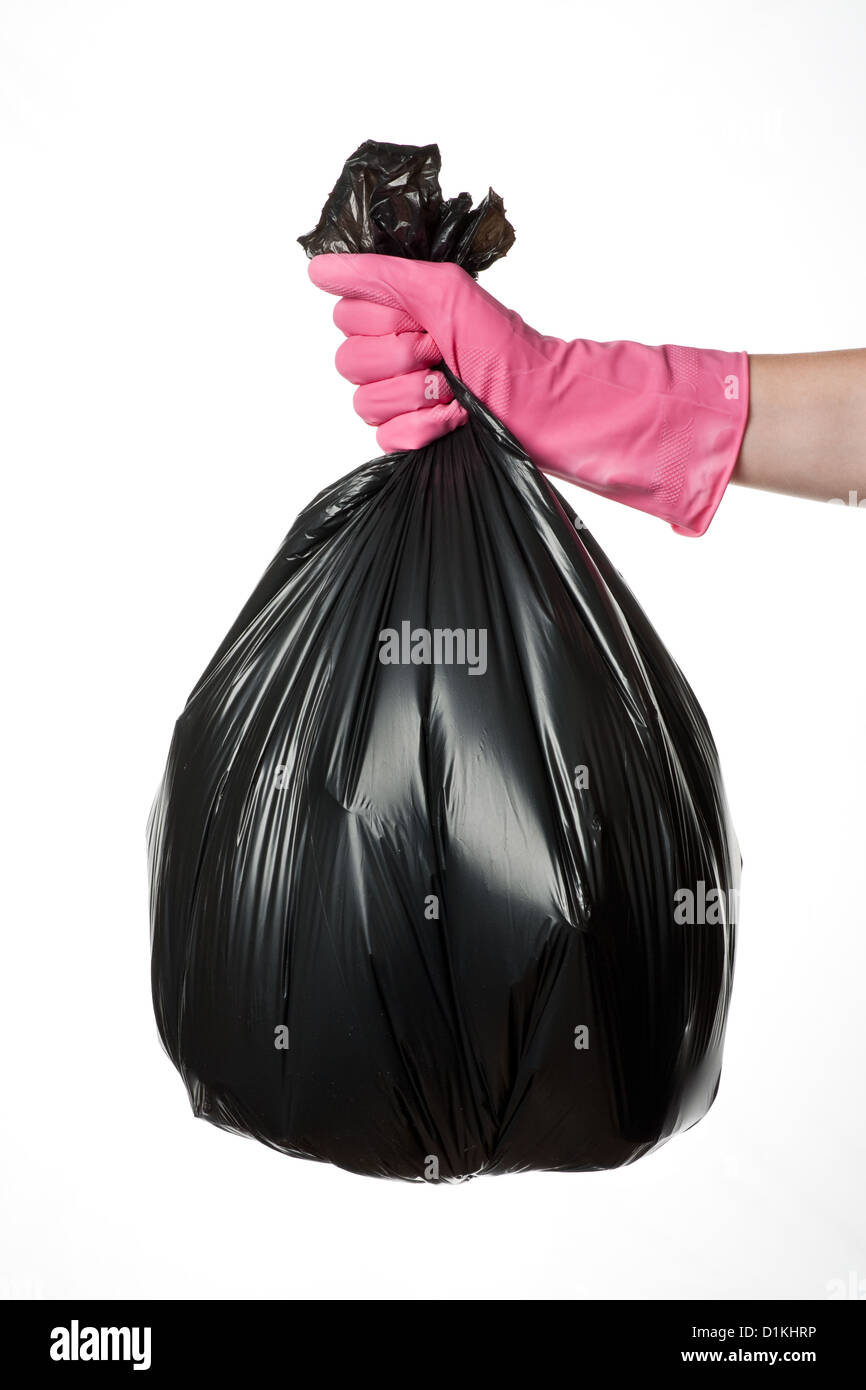 Mano sujetando una bolsa de basura de plástico negro completo Fotografía de  stock - Alamy