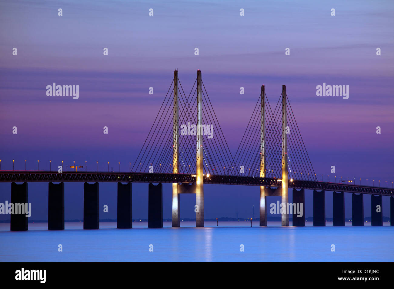 Öresund / Puente de Oresund, ferrocarril y carretera de doble calzada puente-túnel entre Dinamarca y Suecia al atardecer, Escandinavia Foto de stock