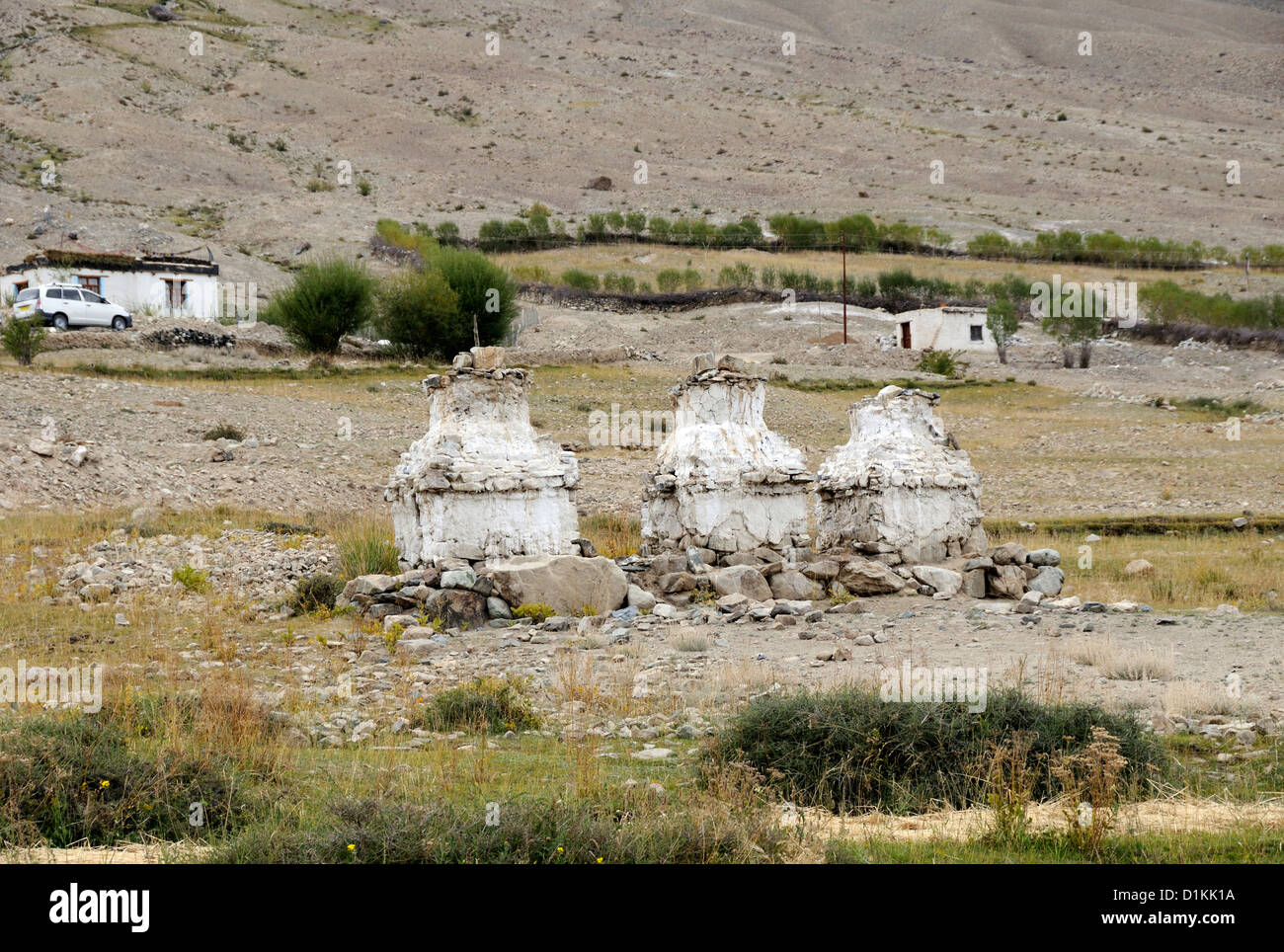 Blanco Derelect chortens, stupas. El valle de Nubra, Khardung La, Ladakh, República de la India. Foto de stock