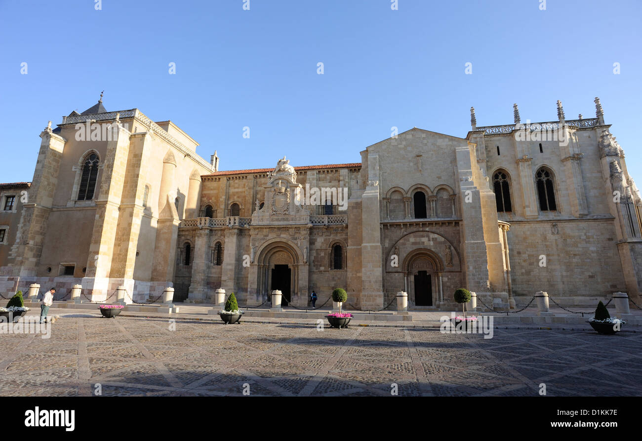 Basílica de San Isidoro y la Plaza de San Isidoro. Leon.Castilla y León